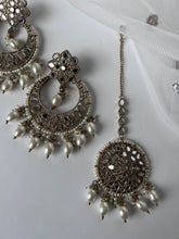 Load image into Gallery viewer, Chandan Earrings Set
