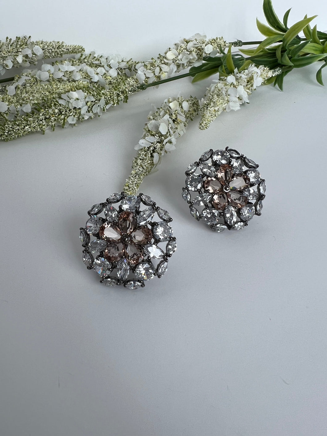 Victorian Studs Peach